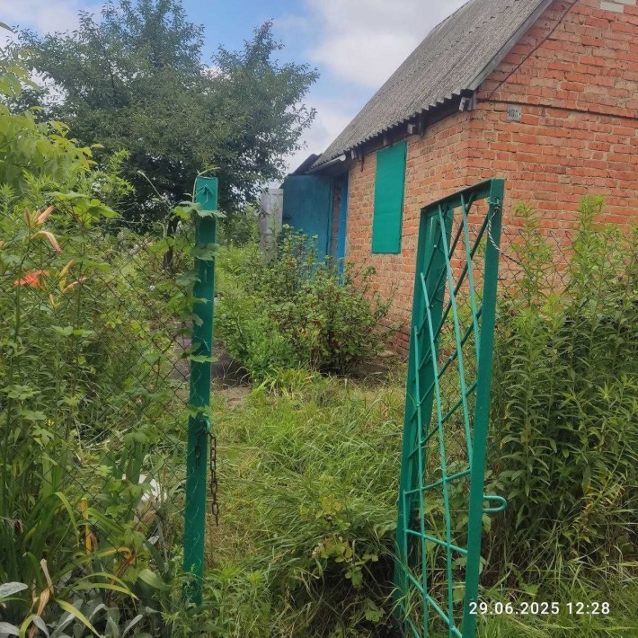 Гарненька дача біля голубих озер чекає на гарних господарів. - фото 1