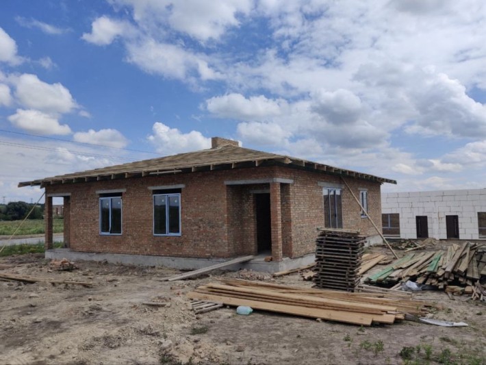 Продам котедж з комунікаціями на 3 кімнати+ділянка 2,5 сот - фото 1