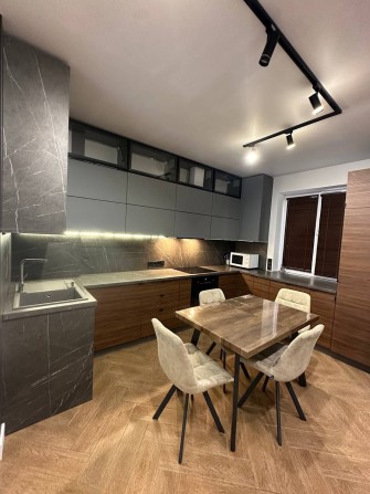 Продам таунхаус з ремонтом у місті - фото 1