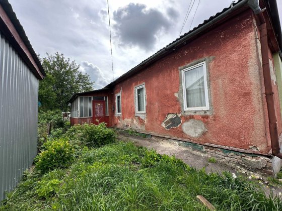 Продам частину будинку поруч з  центром міста. Ровно