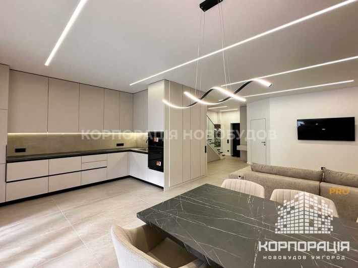 Продаж котеджу з дизайнерським ремонтом під ключ, всі меблі, техніка - фото 1
