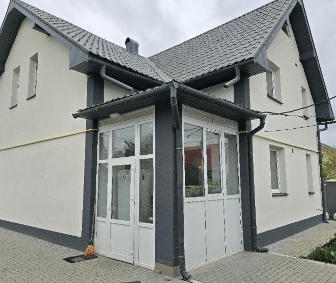 Оренда двохповерхового будинка в місті - фото 1
