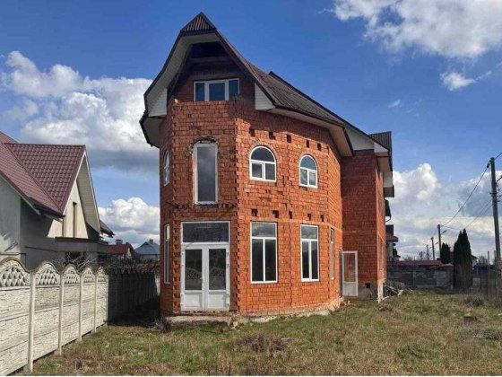 Будинок 2-пов. з мансардою, 400 м.кв./  діл. 8 сот./ район Метро Черновцы