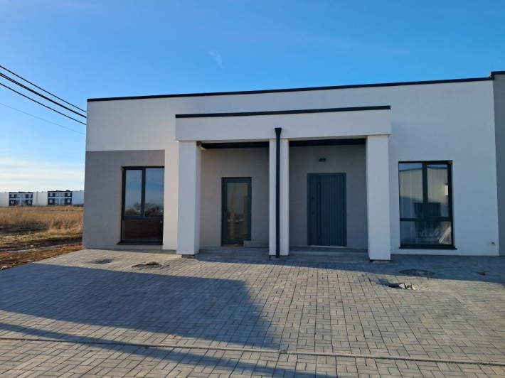 Продам кутовий котедж з комунікаціями! - фото 1
