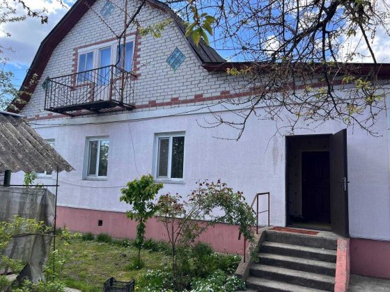 Будинок з комунікаціями та земельною ділянкою в межах міста Чернигов