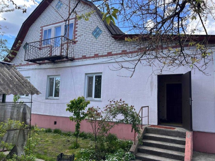 Будинок з комунікаціями та земельною ділянкою в межах міста - фото 1