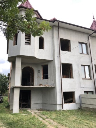 Продам прострий дюплекс з великою земельною ділянкою - фото 1
