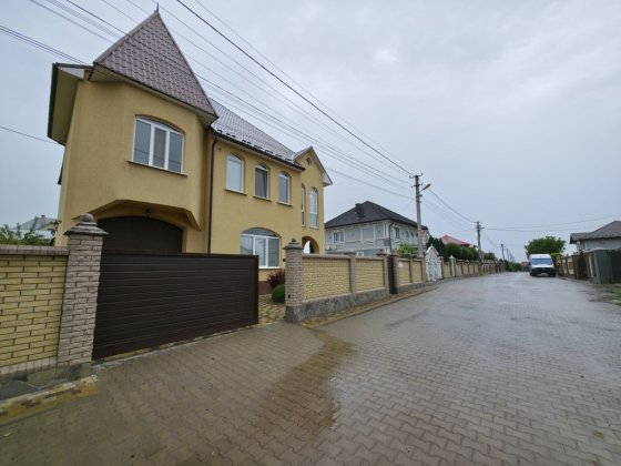 Просторий будинок в елітному районі передмістя Чернівців Чернівці