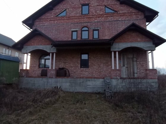 Будинок двоповерховий недобудований, район бару "Світанок" Ленківці Чернівці