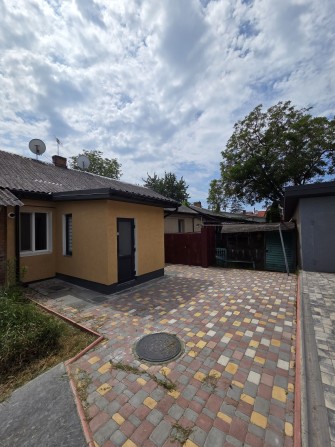 Продаж 2-кім частини будинку з ділянкою 5 сот в центр. частині міста - фото 1