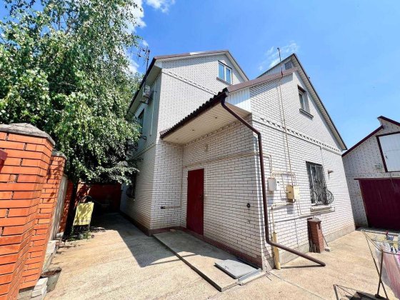 Продам шикарный 2х этажный дом в Коммунарском районе.