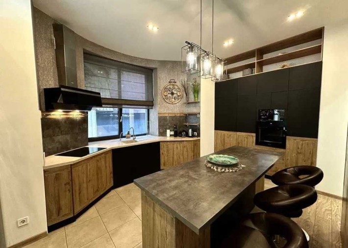 Продаж Будинку Центр міста 3 окремі спальні 144кв - фото 1