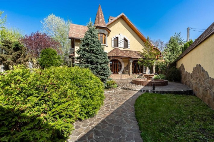 Пропонується до продажу елегантний триповерховий будинок 400м2 - фото 1