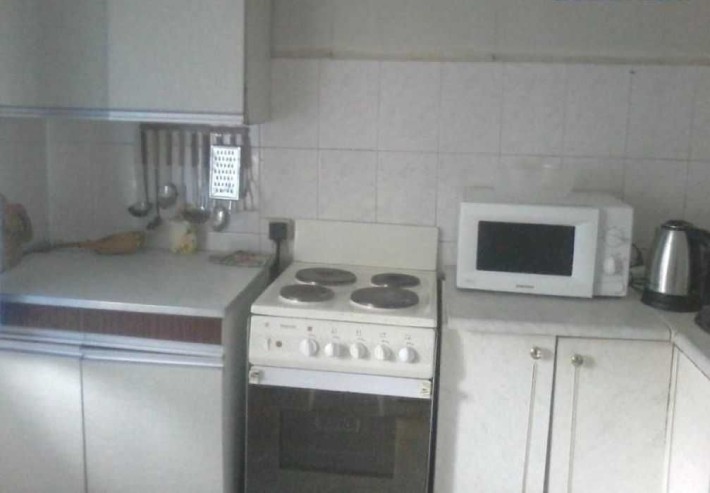 Кімната 14 м.кв. з балконом для 1-ї особи. Метро Мінська. Без хазяїв. - фото 1