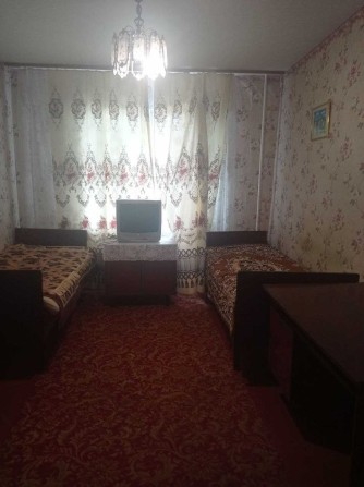 Здається кімната в трьох кімнатній квартирі - фото 1