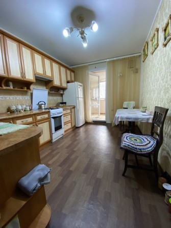Сдам 1 комнату в 3 комнатной квартире с хозяином - фото 1