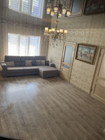 Продам двоповерховий будинок з ремонтом, біля метро - фото 1