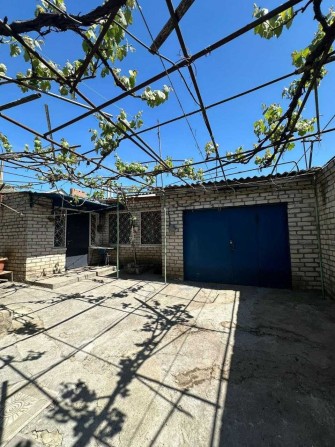 Продам двоповерховий будинок із двориком,літнім будиночком та гаражем - фото 1