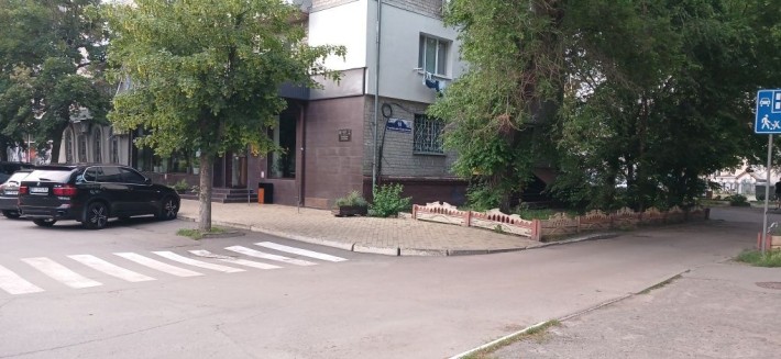 Центр. Парк. Без меблів. 3 кімнатна. 1й поверх - фото 1