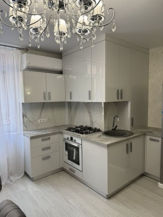 Центр новобудова 2 х кімнатна квартира з паркінгом - фото 1