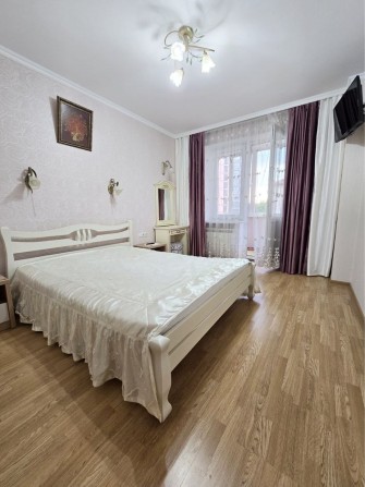 З ПАРКІНГОМ! 2х НОВОБУДОВА, р-н ТЦ МАЙДАН, ДВА кондиціонери, балкони! - фото 1