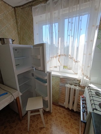 Сдаю 3 ком.кв Южная маш автомат, холодильник, колонка, мебель - фото 1