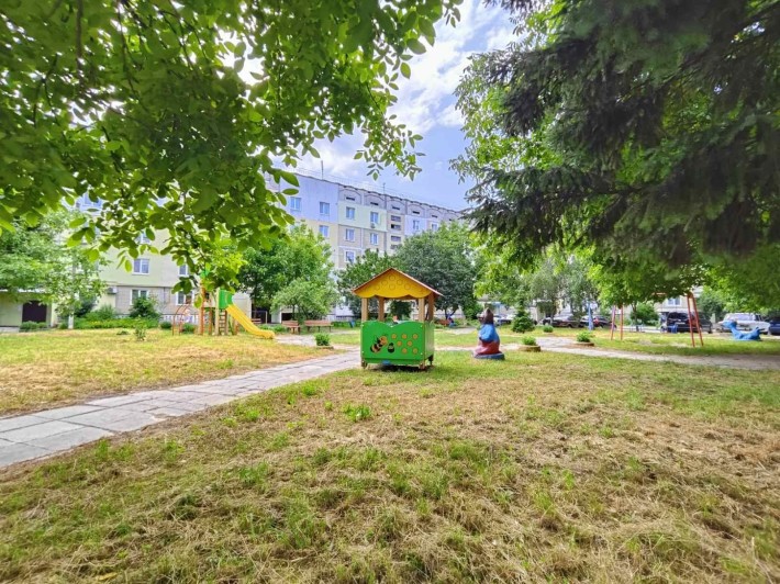 Продається трикімнатна квартира у містечку з індивідуалкою - фото 1
