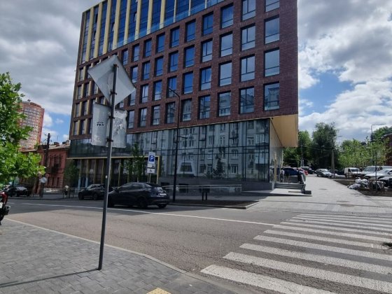 Приміщення в новому ТРЦ, Червона лінія, окремий вхід Під чистовий ремонт (канікули на заїзд довгі). Днепр