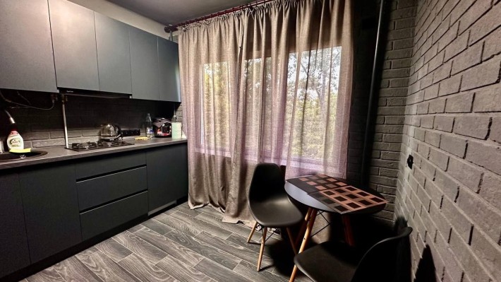 Продам 2-км квартиру. Район центру мікрорайону, біля магазину - фото 1