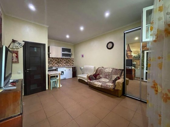 Продам 1 ком.квартиру в цокольном этаже Черноморск