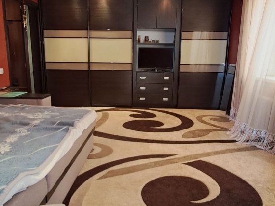 Продам 1 кім.чешку з меблями та технікою в центрі міста Коростень