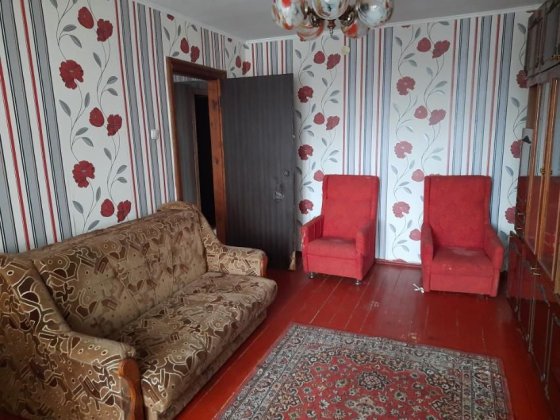 ПРОДАМ простору ТРИКІМНАТНУ квартиру під ремонт. Вул. Мацієвського, 1 Нежин