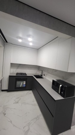 Продам 3 кімнатну квартиру в самому центрі міста - фото 1