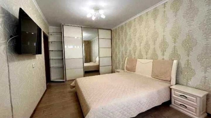 Продам 3 комнатную квартиру в центре. - фото 1