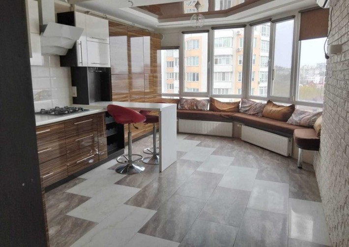 Продається простора 2-кімнатна квартира з ремонтом на Виставці - фото 1