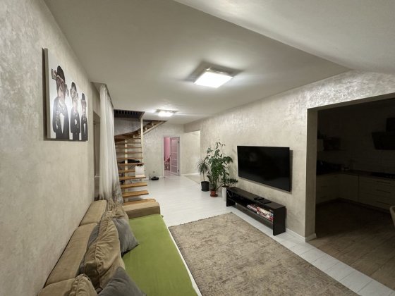 Продається простора двоповерхова квартира. Сторожница