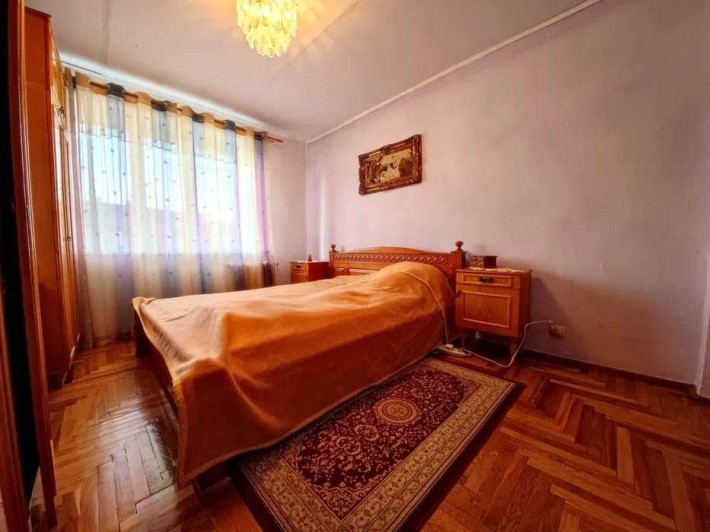 Центр Тисмениці, будинок на 4 квартири, місце для машини - фото 1