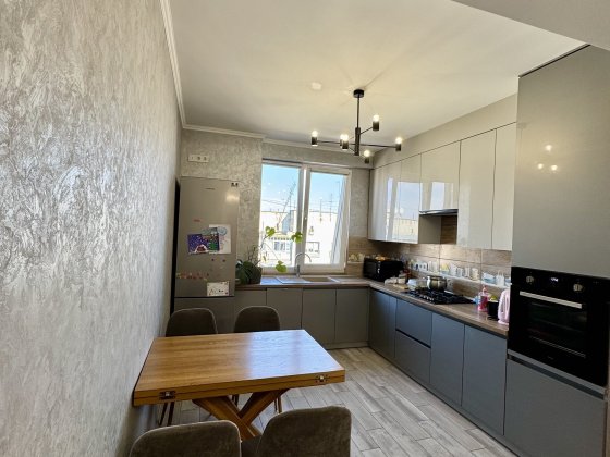 Продаж 3 кімнатної квартири з ремонтом в новобудові Пустомити