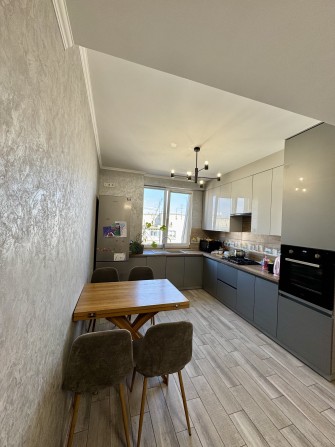 Продаж 3 кімнатної квартири з ремонтом в новобудові - фото 1