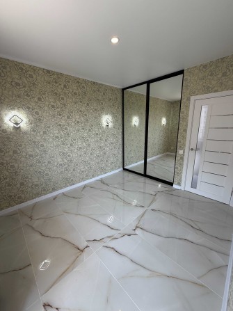 Продам двухкомнатную квартиру на улице Академика Сахарова. - фото 1