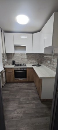 Продам 3х комнатную квартиру , 1/2 микрорайон 1 этаж , 54 м2 капремонт - фото 1