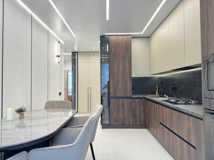Продам 2-кімнатна квартира з дизайнерським ремонтом поблизу центру - фото 1