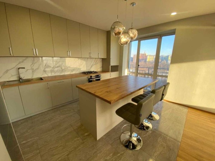 Продаж 3 кімнатної квартири з ремонтом поруч річки - фото 1