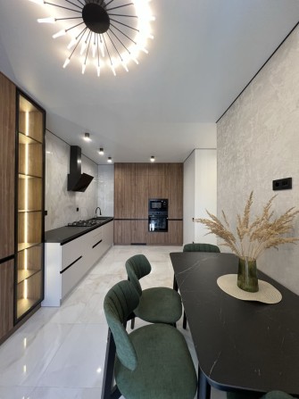 Простора квартира з великою кухнею та відкритим балконом - фото 1