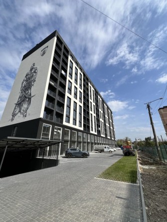 Простора 2-кімнатна з кухнею студією в центрі в новобудові - фото 1