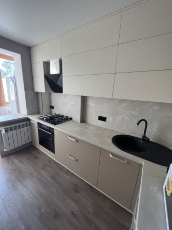 Продам 2 кімнатну квартиру з євроремонтом - фото 1