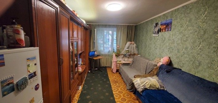 Велика кімната в сімейному гуртожитку - фото 1