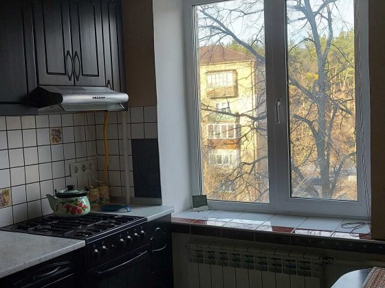 Сучасна 3-кімнатна з меблями. Газова плита, газова колонка Бровары