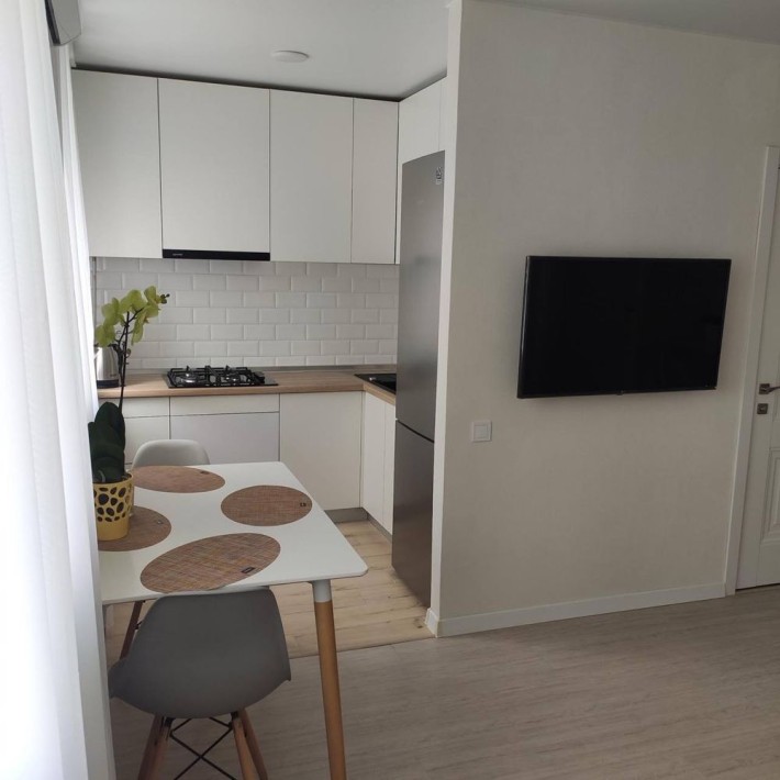 Продам 2 кімн. квартиру з ремонтнм в центрі - фото 1