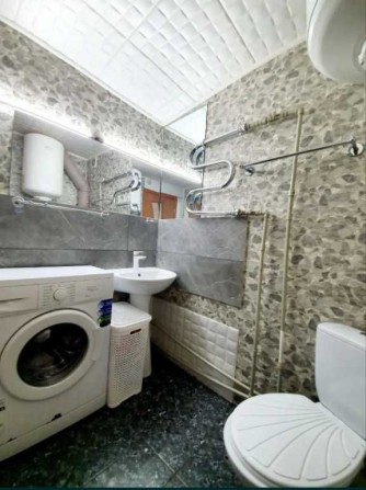 Продам 2 комнатну квартиру з двориком в центрі міста від власника - фото 1